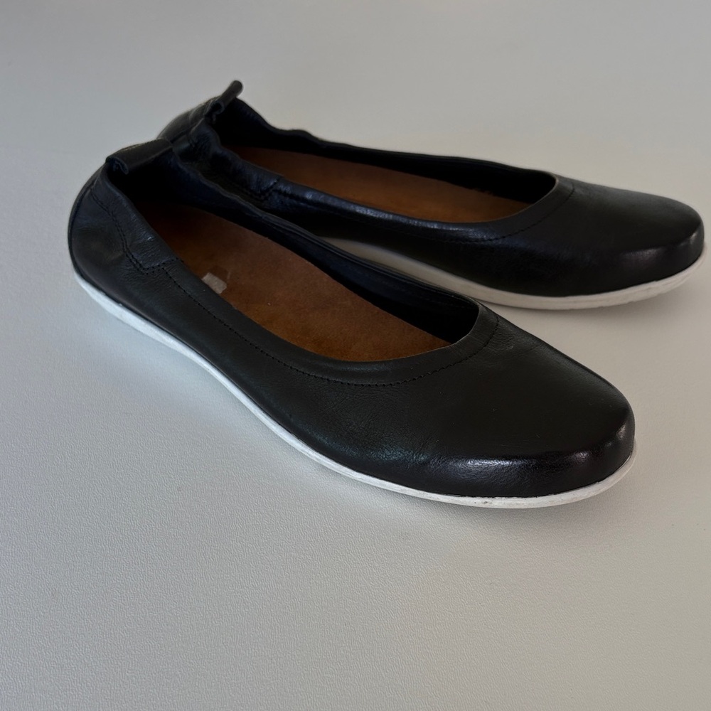 Taos Ballet Flats in Black with White Soles Slip On Elastic Back Comfort Size 9